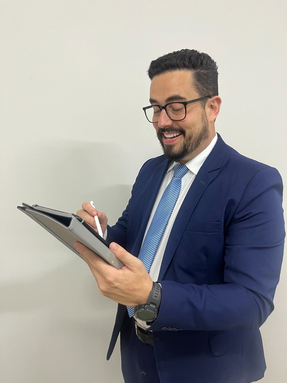 Dr. Gustavo Bonesi analisando um caso